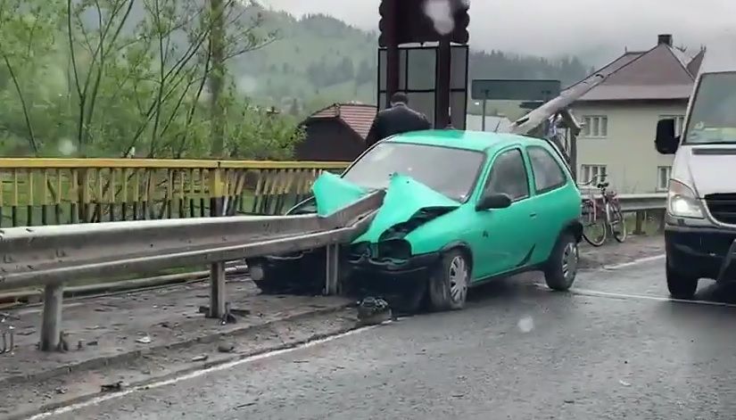 A scăpat ca prin minune, după ce mașina i s-a înfipt într-un parapet