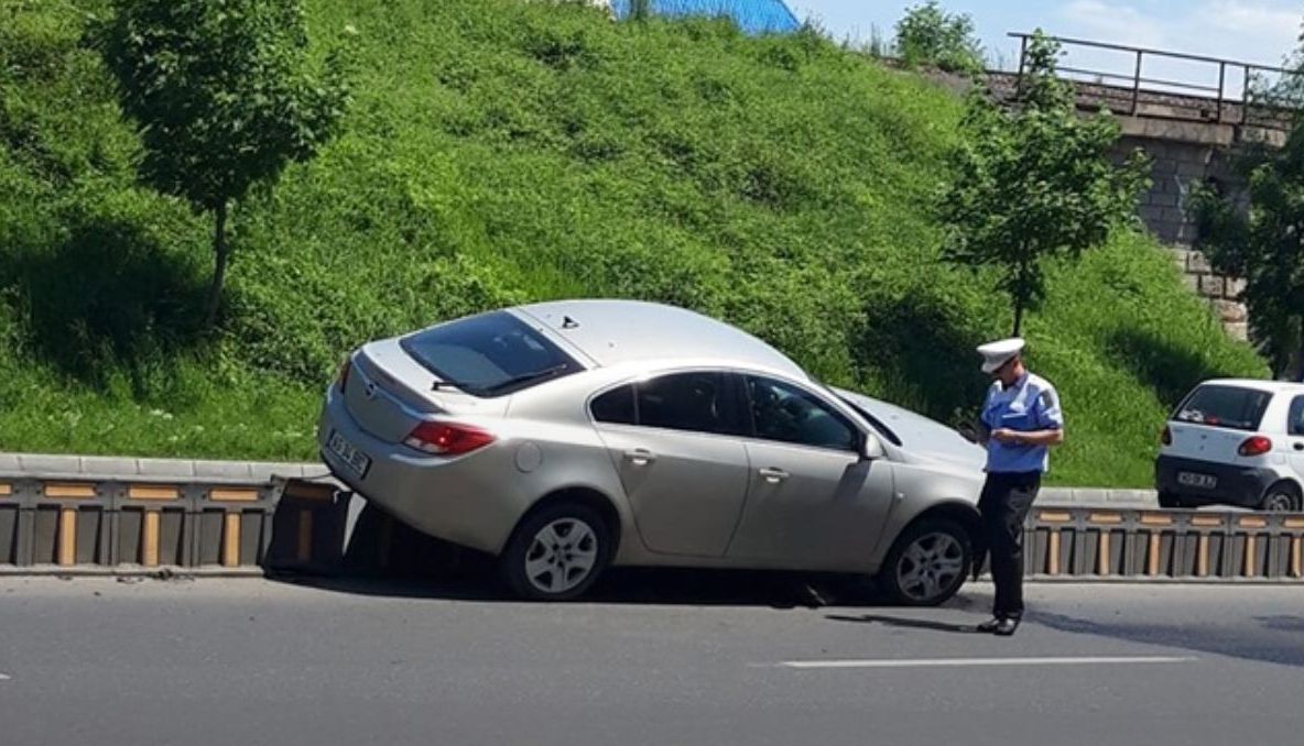 Șofer mort de beat s-a înțepenit cu mașina în parapet 