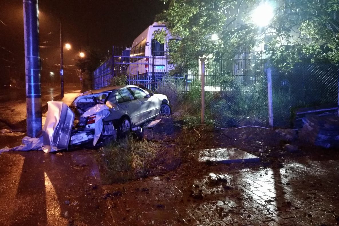 Grav accident în Cluj! O maşină a lovit doi stâlpi, iar şoferul a fugit (FOTO)