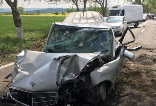 Accident cumplit, în Tulcea. Mașină mortuară, făcută praf!