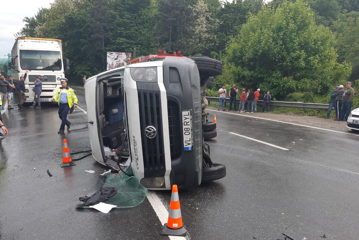 Accident cumplit pe DN 7. Un microbuz s-a răsturnat. 5 victime