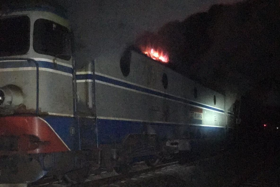 Incendiu puternic pe calea ferată! Locomotiva unui tren a ars ca o torță(Video)