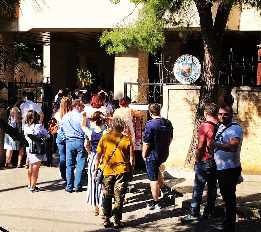 VIDEO Românii au luat cu asalt ambasada din Atena și nu pleacă până nu votează