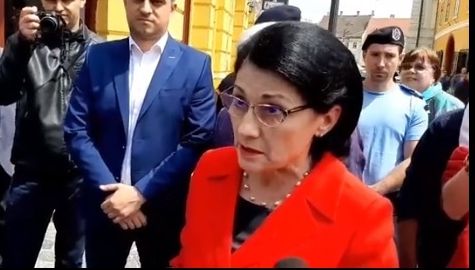 Andronescu, umilită de protestatari: Mor copii, n-aţi făcut nimic, nu vă pasă! (VIDEO)