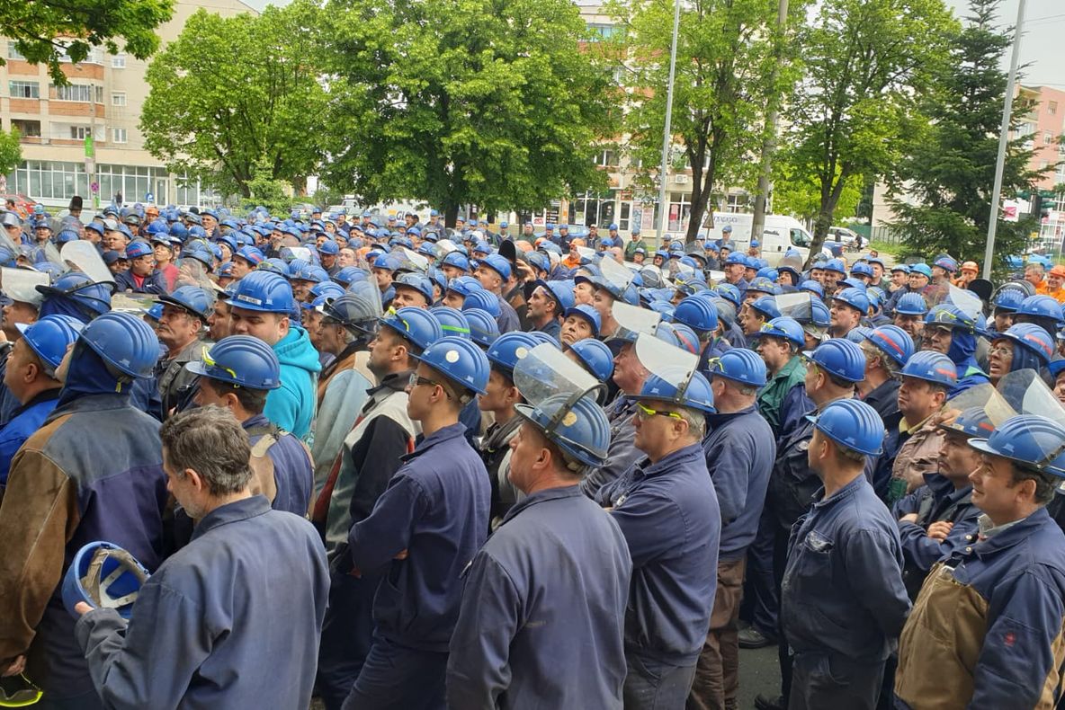 Sute de angajaţi au protestat în faţa fabricii de vagoane marfă, nemulţumiţi de salarii
