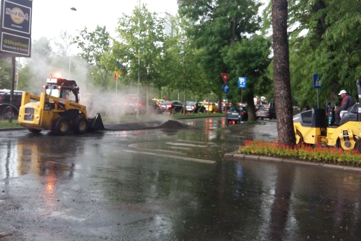 Imagini incredibile: În București se asfaltează pe COD PORTOCALIU de ploi torențiale!