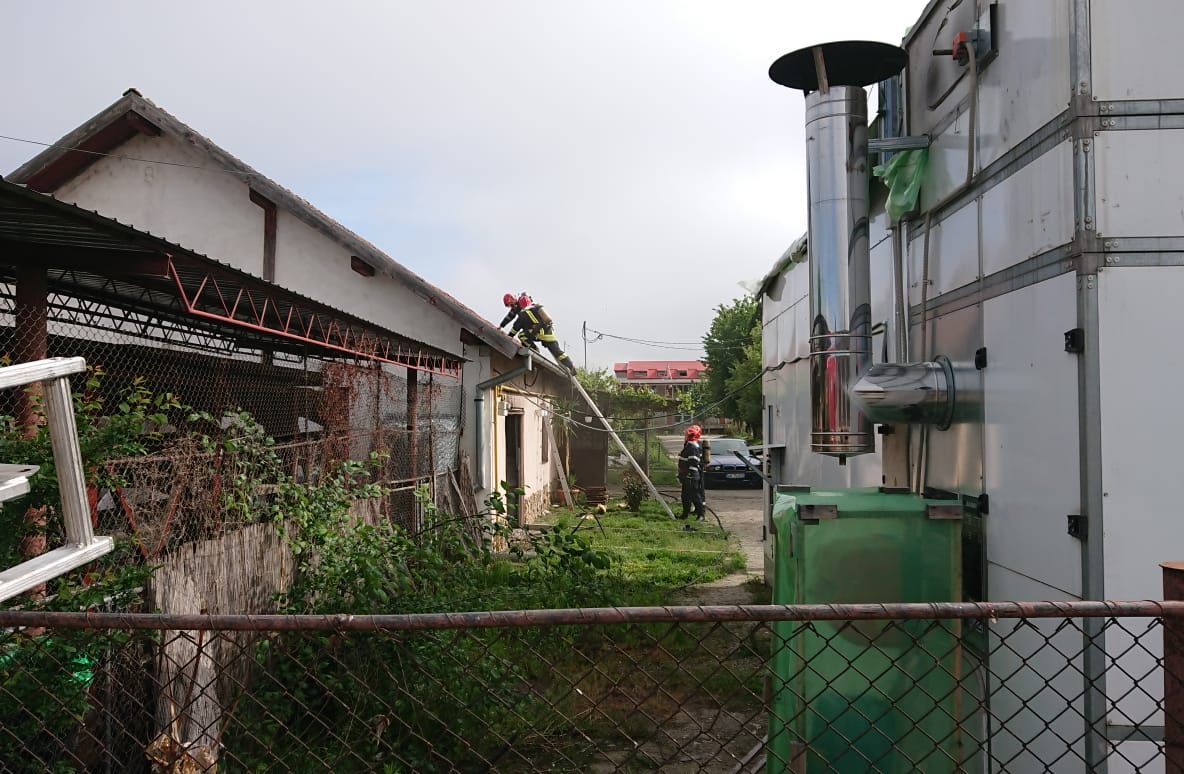 Incendiu la un atelier auto din Alba Iulia. Un scurt circuit, la un pas să provoace o tragedie