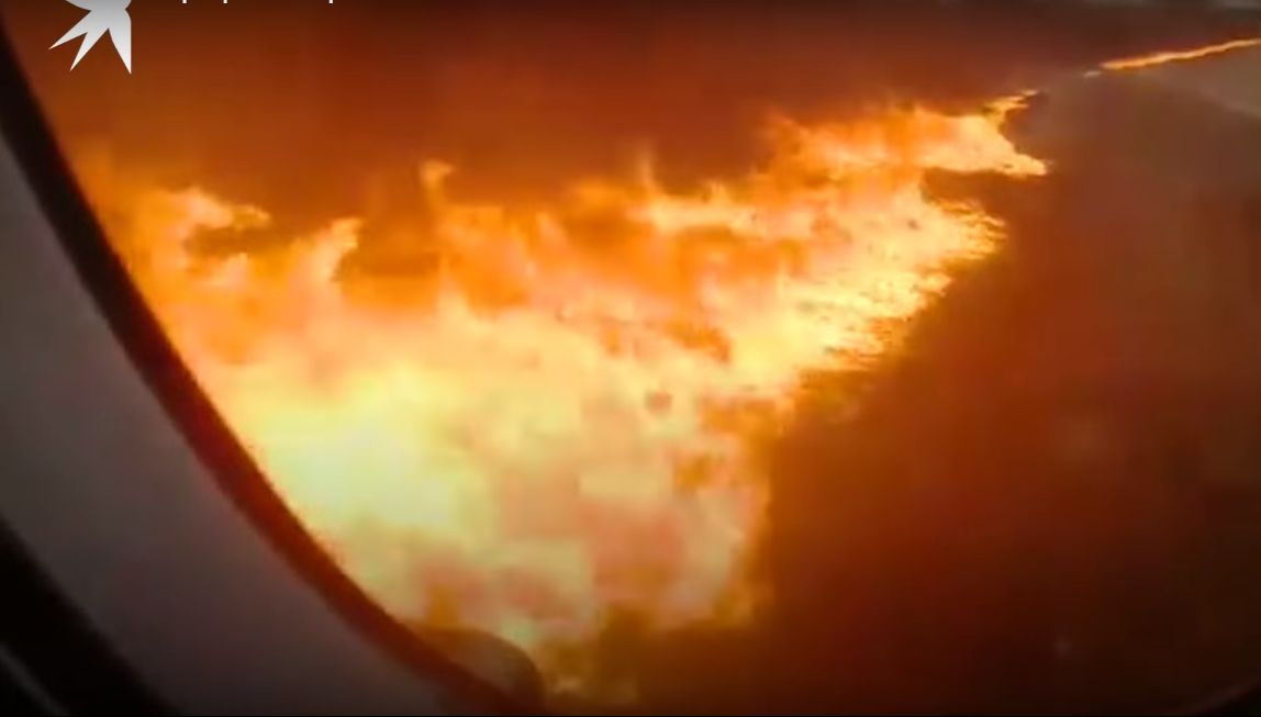 Imagini dramatice filmate de pasagerii îngroziți din interiorul avionului care a luat foc în Rusia