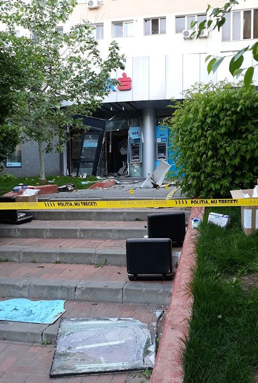 Explozie la o bancă din sectorul trei al Capitalei, explicaţiile poliţiei (GALERIE FOTO)