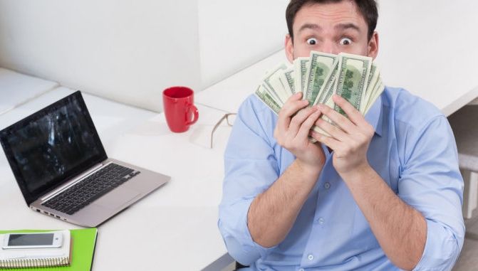 Cum poți să te umpli de bani doar pentru că stai pe net? Compania asta pentru așa ceva plătește!