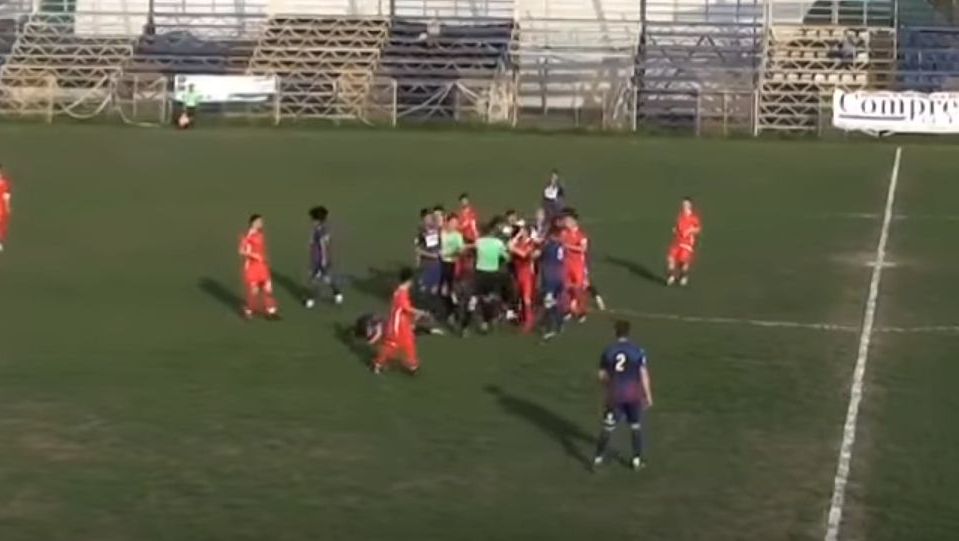 VIDEO | Scandal imens la un meci al Stelei! Un jucător a fost bătut pe teren