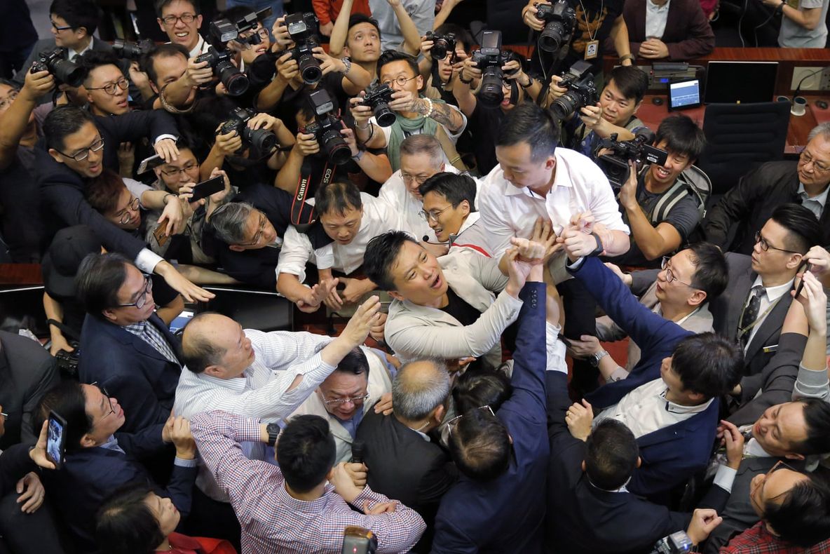 Bătaie ca în filme în parlamentul din Hong Kong. Mai mulți deputați, răniți