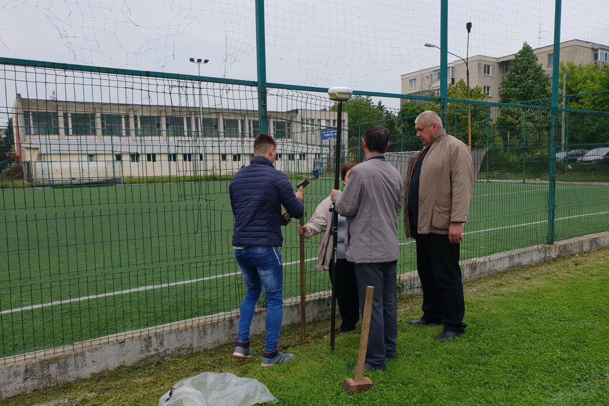 Scandal la o bază sportivă din Argeș. Noul proprietar a bătut țăruși pe teren