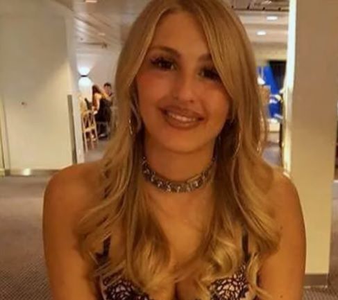 Bomba sexy se trezea goală de la mijloc în jos. Iubitul o viola în somn. Înregistrarea ce arată tot