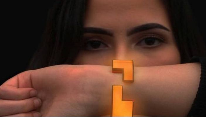 Brăţara pe care o poartă femeile şi care îşi schimbă culoarea în caz de hărțuire sexuală