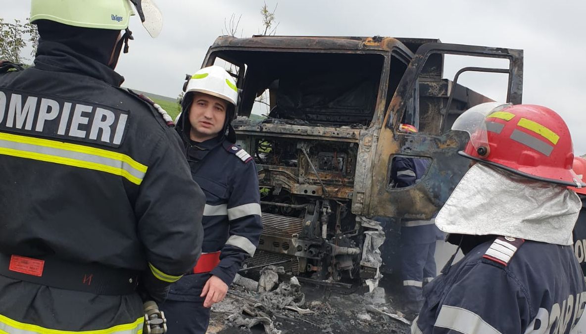Camion în flăcări pe un drum național