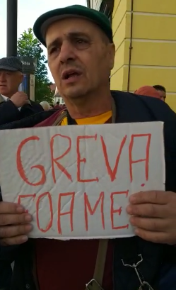 Un bărbat face “Greva foamei” în Piața Mare, în ziua Summit-ului: “E mafie!”