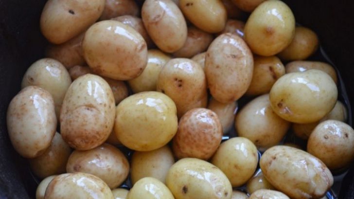 Adevărul şocant despre coaja cartofilor noi. Cum se gătesc, de fapt