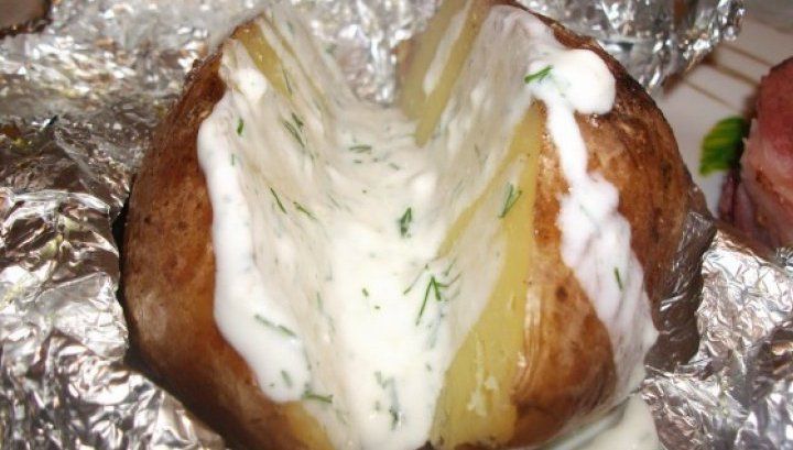 Cum să faci cartofi copţi în folie de aluminiu, ca la restaurant. Ce pun în ei ca să fie delicioşi!