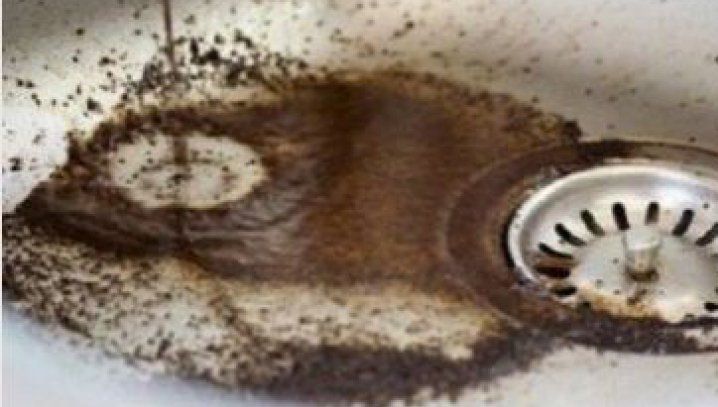 Instalator cu o experiență de 24 de ani: “Zilnic îți distrugi chiuveta turnând în ea asta…”