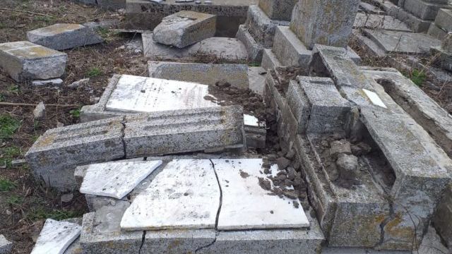 Au fost identificați profanatorii cimitirului evreiesc din Huși!