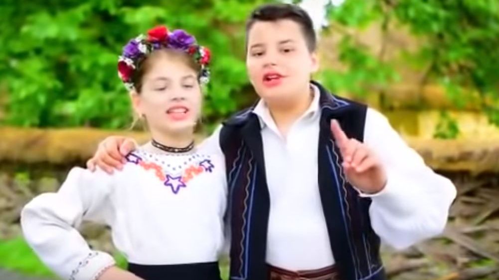 Piesă halucinantă pro-PSD. Doi copii cântă: ”Frunză verde de bostan/Eu nu-l vreau pe Timmermans”