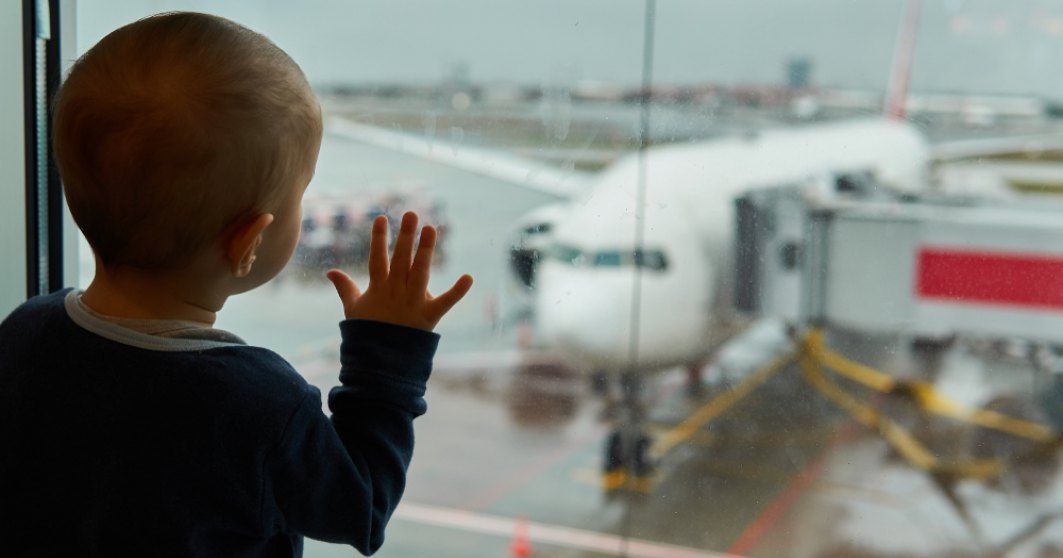 Dezastru total! Peste 16.000 de copii români au ambii părinți plecați la muncă în străinătate