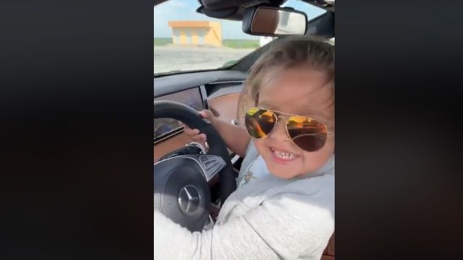 Băiat de 5 ani, din Craiova, filmat de tatăl său în timp ce conduce mașina