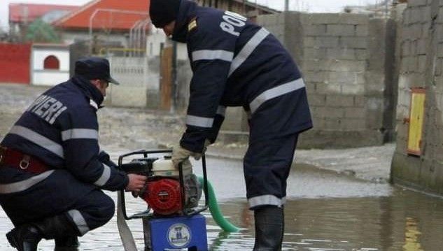 Alertă! Inundație la școala din Giurgiu. Pompierii intervin