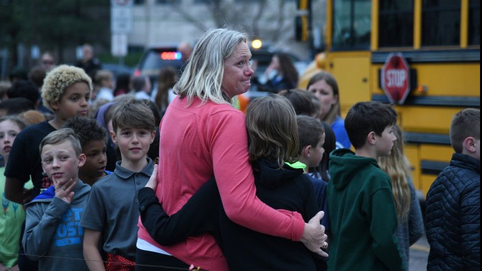 Atac armat la o școală. Morți și răniți