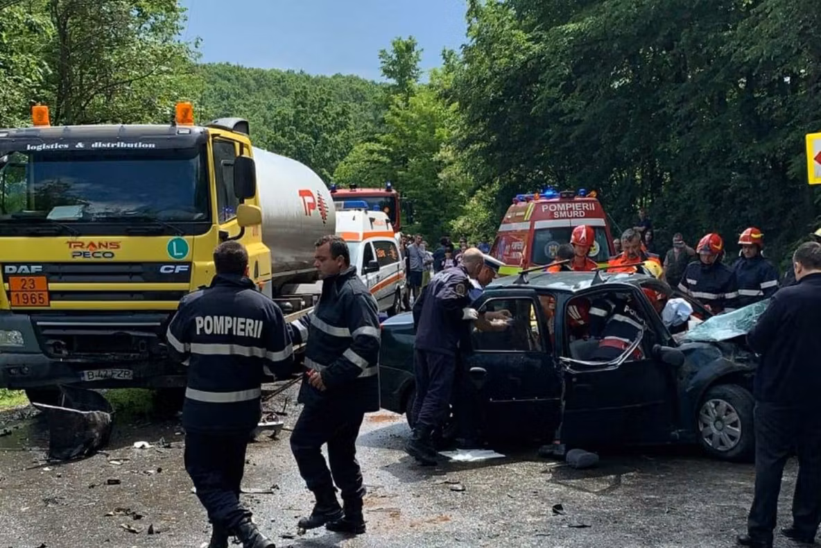 Accident grav pe DN72, în Dâmbovița. O cisternă a lovit în plin un autoturism. Trei persoane rănite