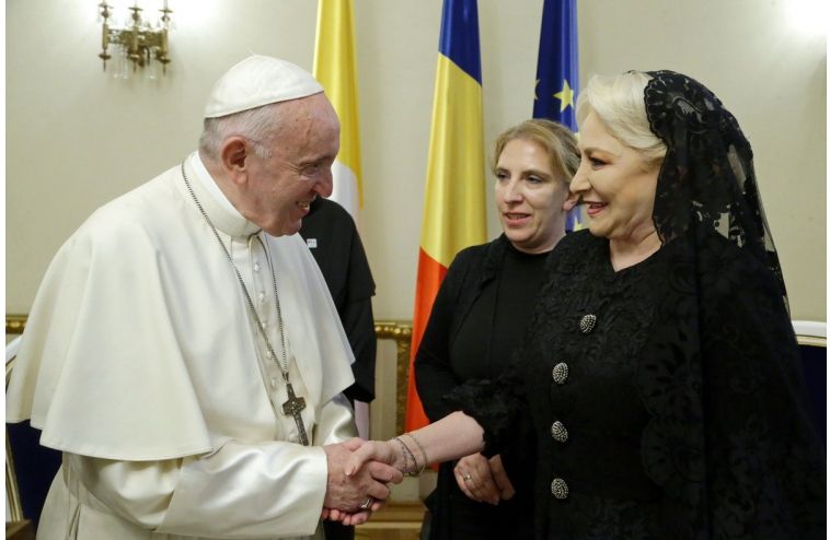 Dăncilă, audiență privată la Papa Francisc. Cei doi au făcut schimb de cadouri (Video)