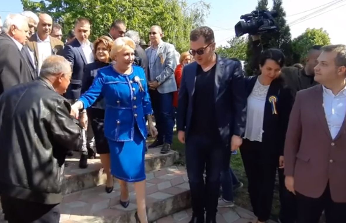 Viorica Dăncilă, la slujba de sfințire a apei, de Izvorul Tămăduirii, de la Nucet