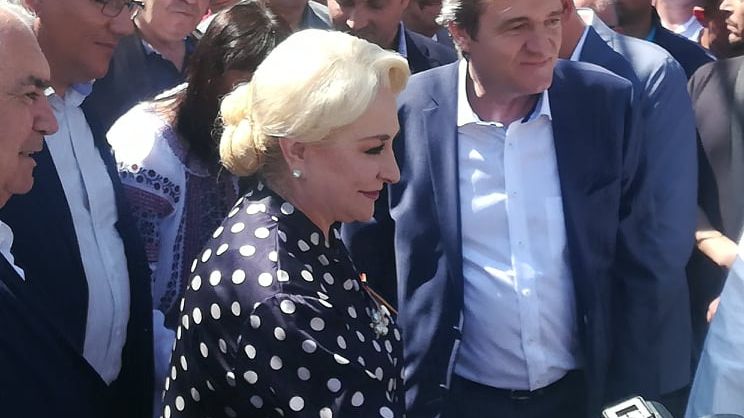 Viorica Dăncilă, huiduită în Gorj la sărbătoarea "Urcatul oilor la munte"