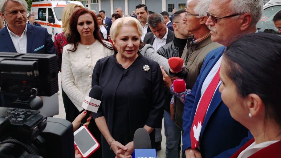 Viorica Dăncilă, întâmpinată de protestatari și la Urlați - VIDEO