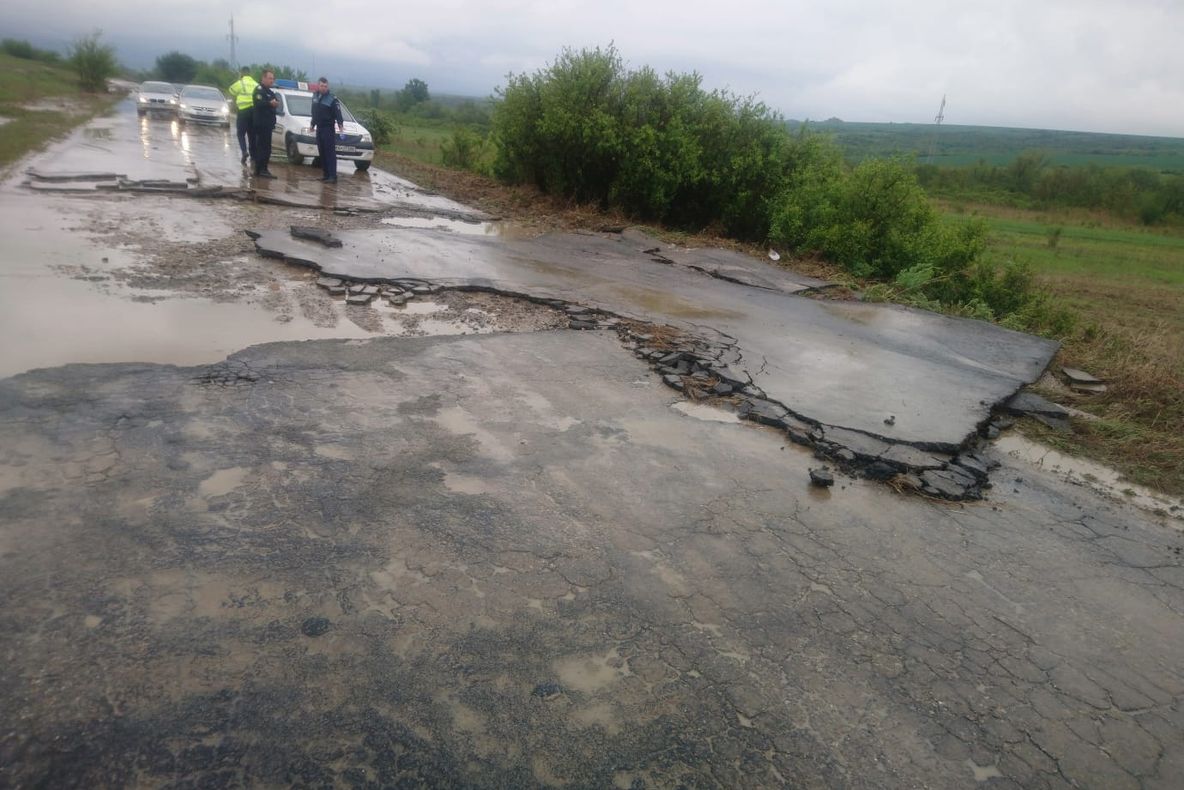 Drum județean blocat de ape, lângă Oravița. Imagini cumplite