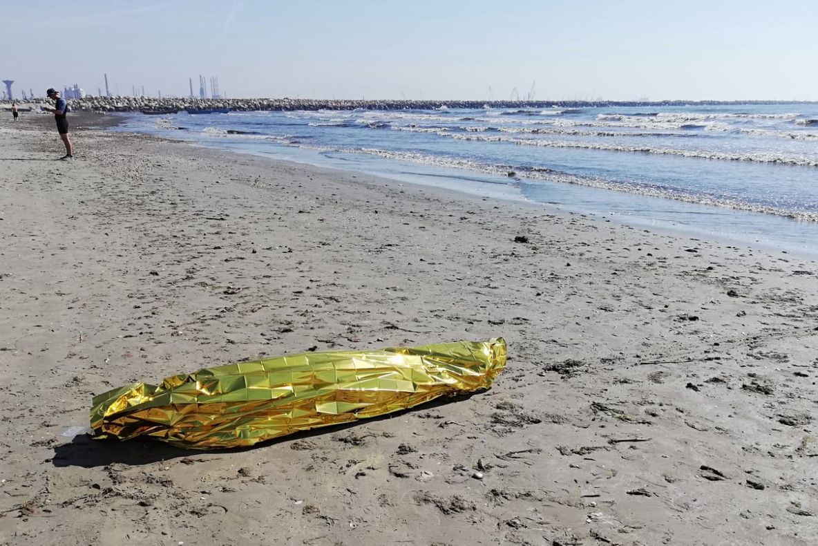 A văzut un cadavru pe plajă, la Năvodari, și a sunat a 112. ȘOC! Cine era?