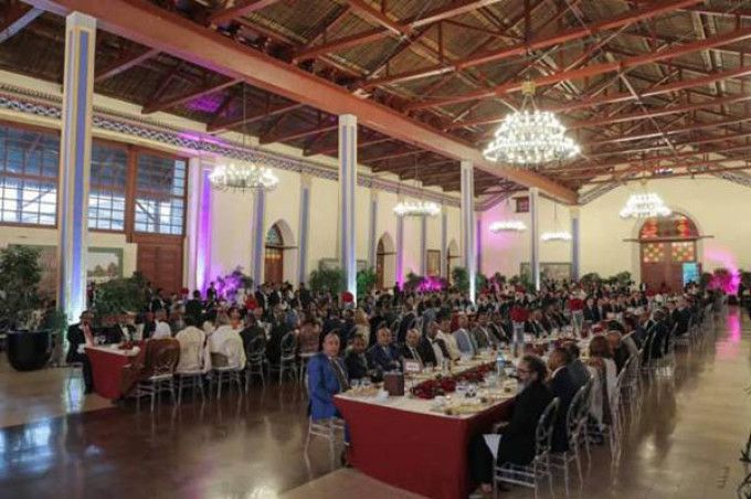 Dineul bogaților, în țara săracilor