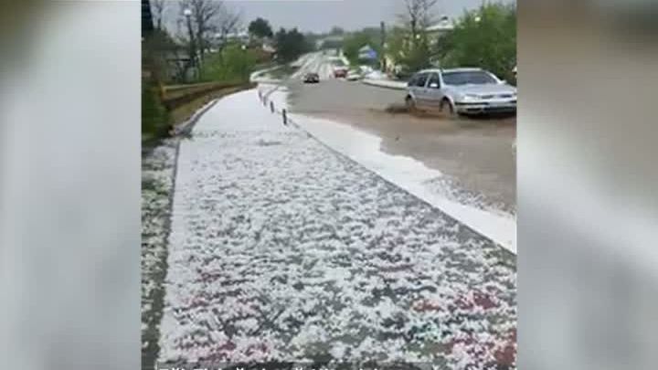 Imagini apocaliptice, după furtuna din Dorohoi: Trotuarele și curțile s-au umplut cu gheață