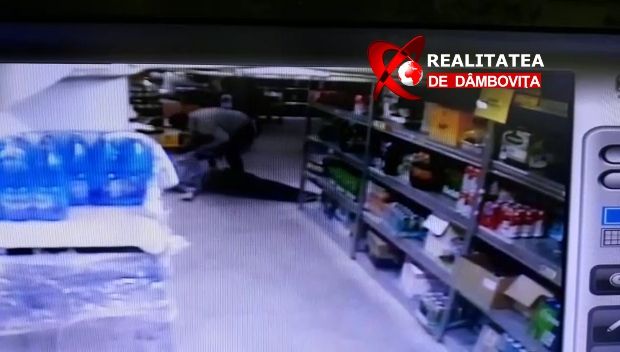 IMAGINI ȘOCANTE. Paznic snopit în bătaie de un un tânăr