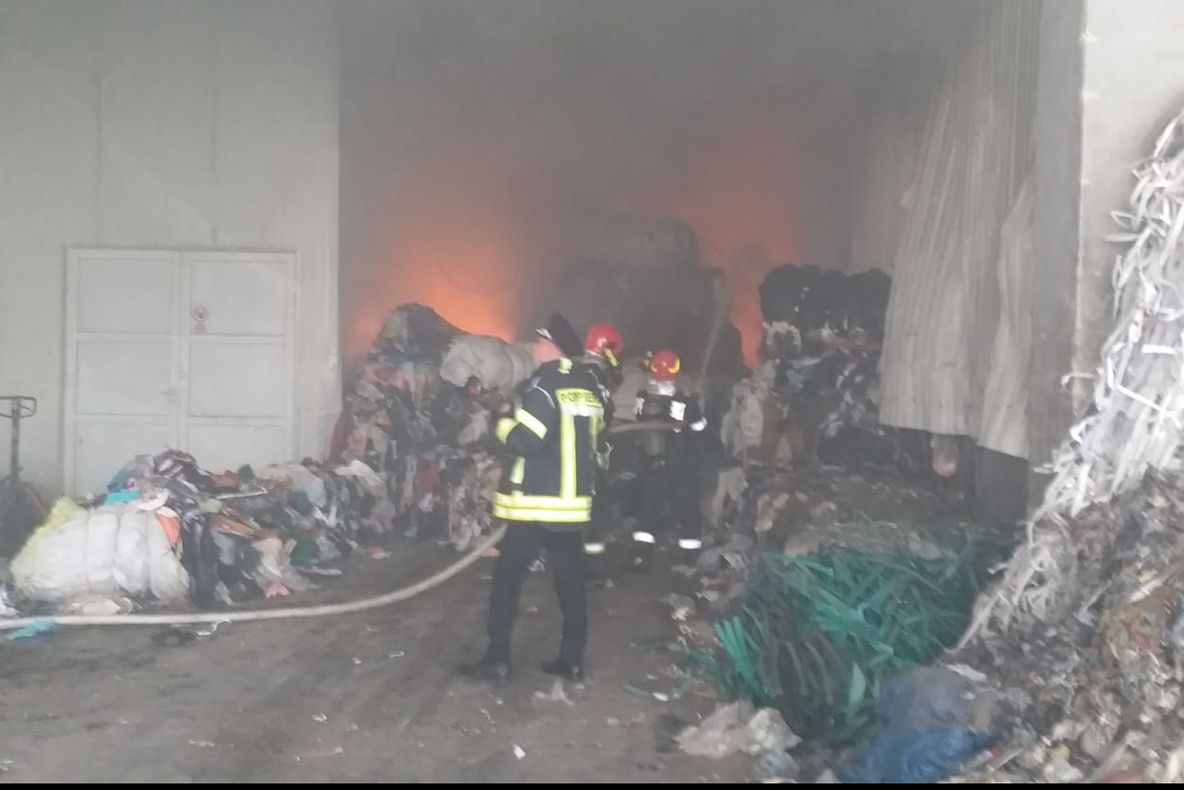 Incendiu puternic în Hunedoara, la un depozit de deșeuri