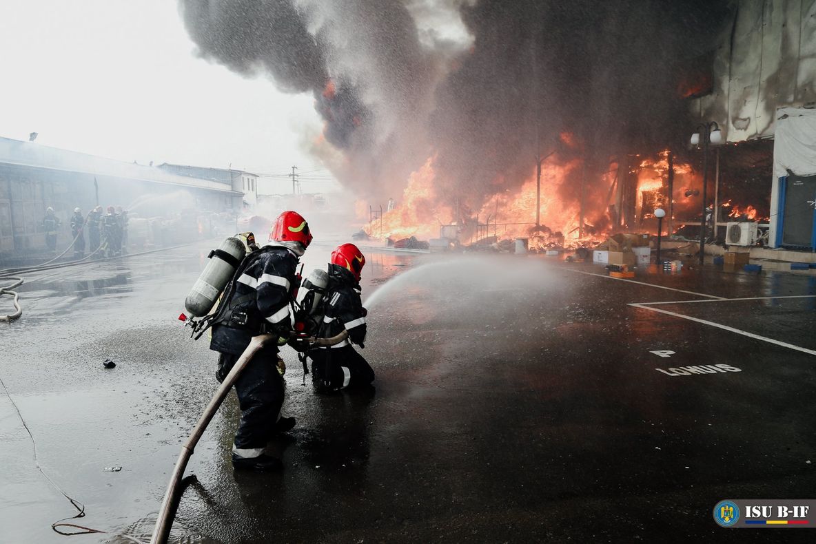 Imagini impresionate cu incendiu din Afumați. Pompierii s-au luptat 5 ore cu flăcările