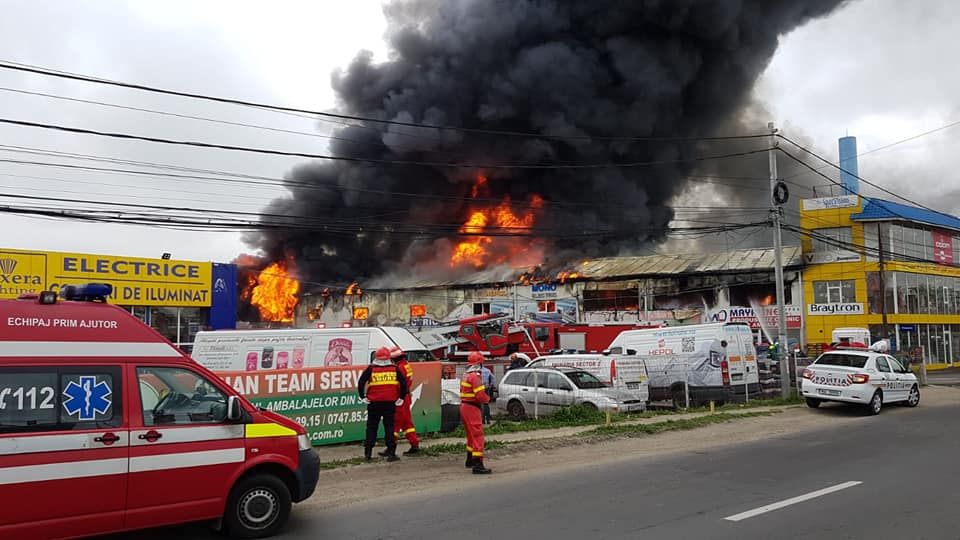 Incendiu la un depozit din Ilfov. Intervenție în forță a pompierilor. EXPLOZII SUCCESIVE