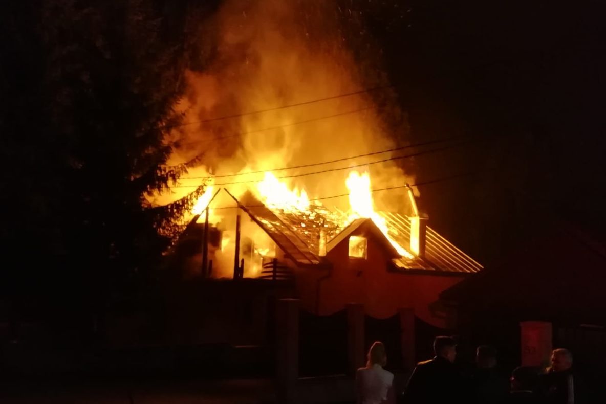 Incendiu la o pensiune din Bistrița.Totul s-a transformat în scrum! Imagini cumplite