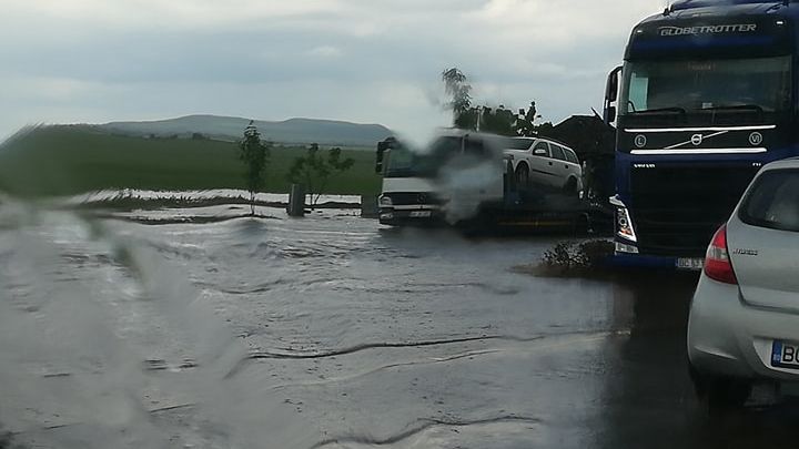 Vremea rea face, în continuare, ravagii. Drum european inundat 