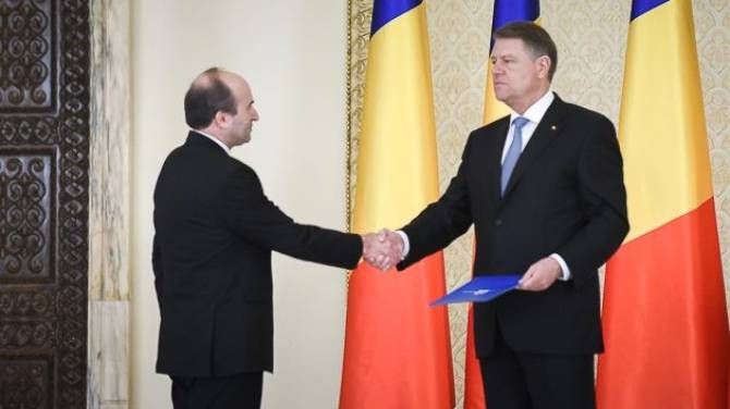 Toader l-a refuzat pe Iohannis. Cum a ajuns președintele la teatru
