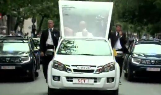 ISUZU, maşina pe care a folosit-o Papa pe post de Papamobil, în loc de Dacia Duster