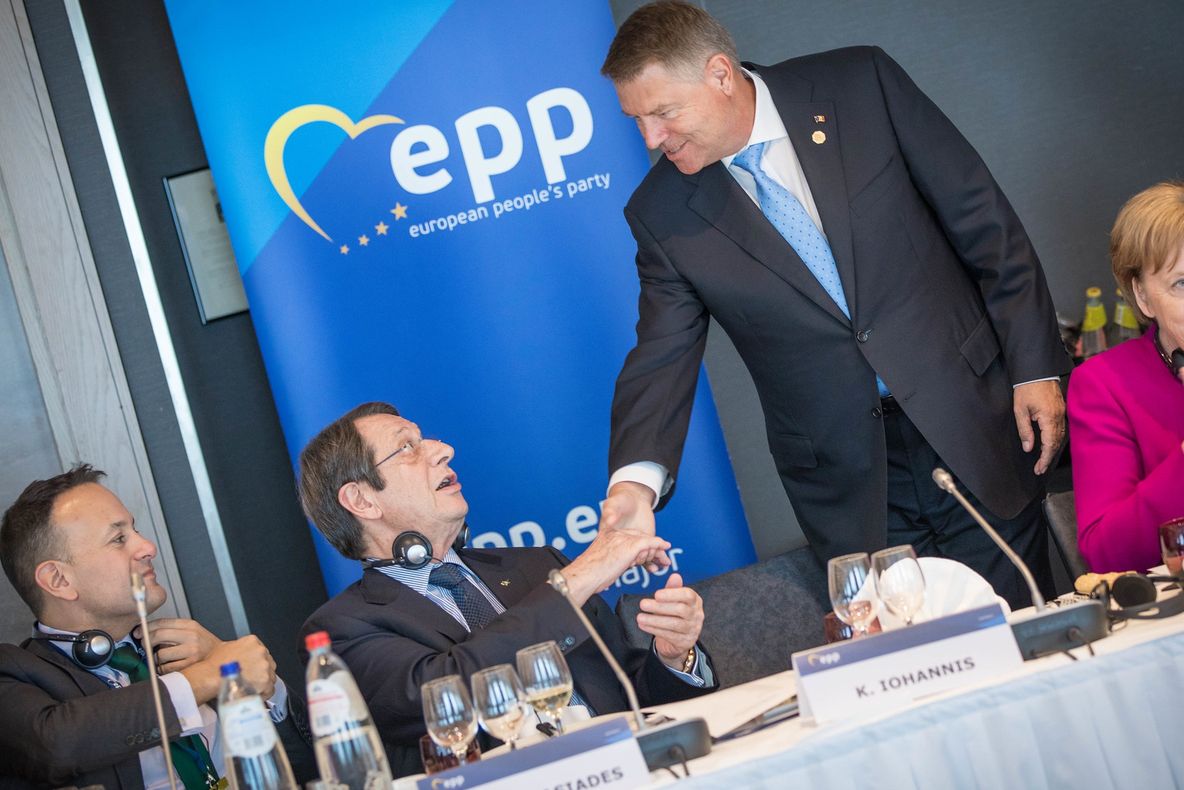 Moment fantastic la Bruxelles. Iohannis, felicitat și aplaudat de Merkel și liderii PPE