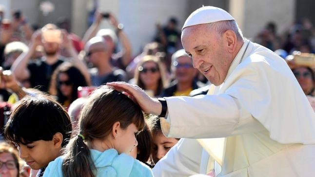La ce oră ajunge Papa în România?