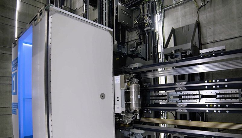 Bărbatul care a căzut în puţul liftului unui bloc din Baia Mare a MURIT la spital. Anchetă uriașă